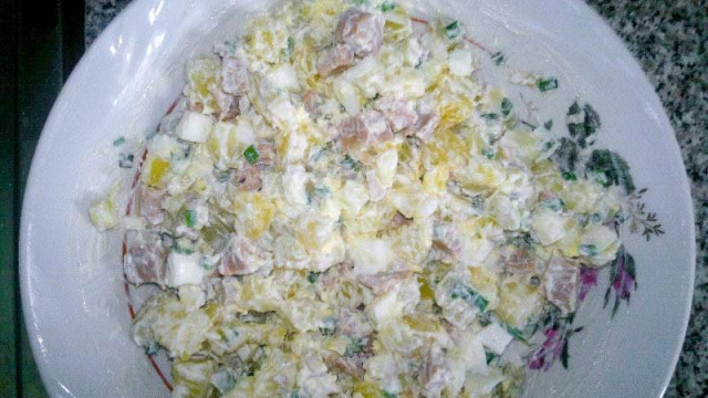 Салат с картошкой и консервированными кальмарами