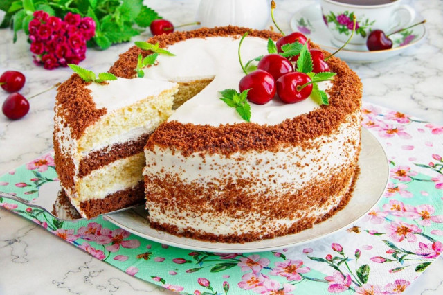 Бисквитный торт со сливками