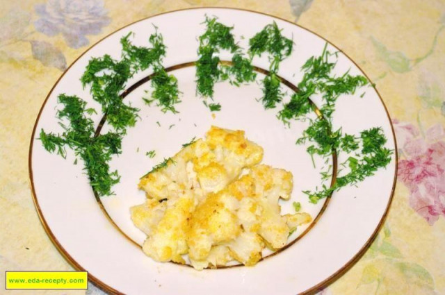 Жареная цветная капуста в сухарях с яйцом на сковороде