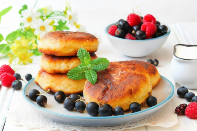 Простые сырники из творога с яйцом на сковороде Простые сырники из творога с яйцом на сковороде