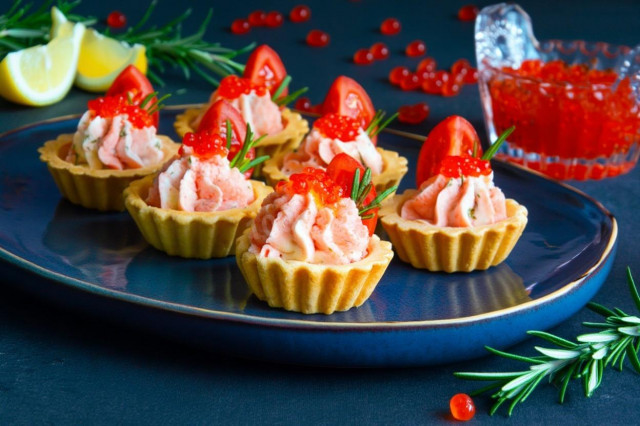 Тарталетки с сыром и чесноком с крабовыми палочками Тарталетки с сыром и чесноком с крабовыми палочками