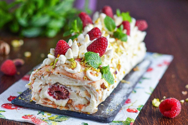 Меренговый рулет с фисташками, малиной и маскарпоне Меренговый рулет с фисташками, малиной и маскарпоне