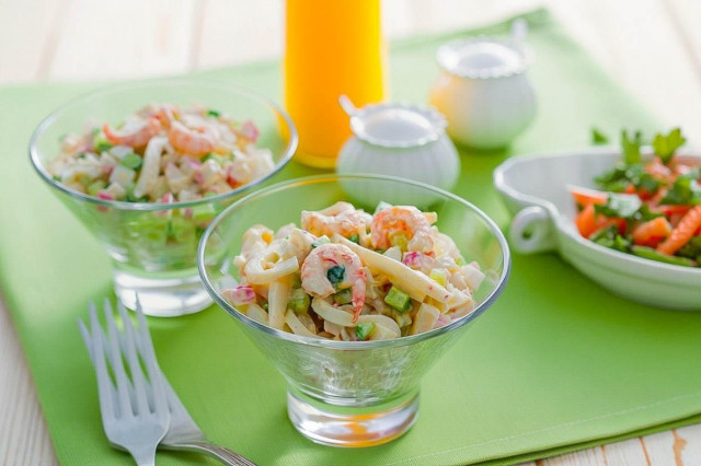 Салат креветки кальмары крабовые палочки Салат креветки кальмары крабовые палочки