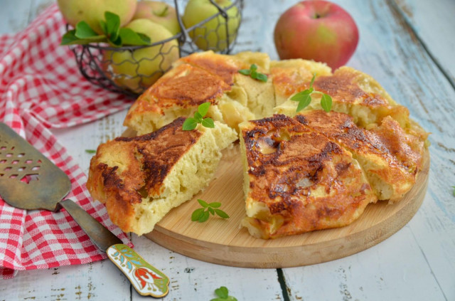 Пирог с яблоками на сковороде без духовки