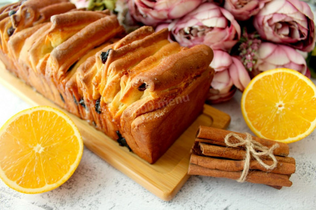 Сладкий белый хлеб гармошка с апельсином и изюмом