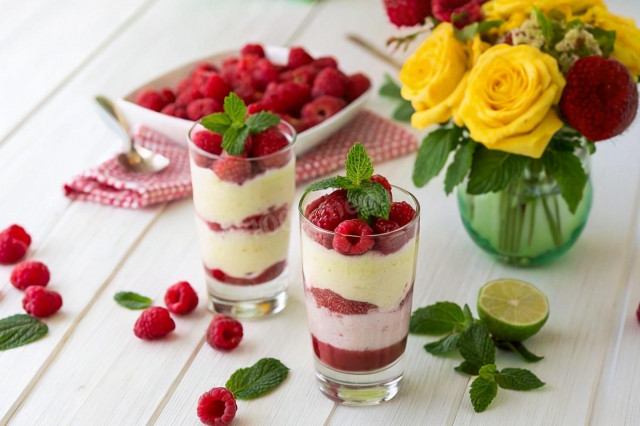 Десерт с малиной без выпечки - Малиновое парфе с сюрпризом Десерт с малиной без выпечки - Малиновое парфе с сюрпризом