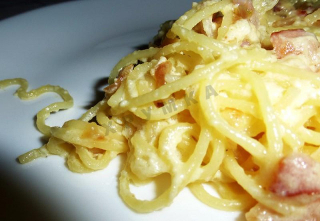Спагетти карбонара с луком, беконом, сыром и сливками
