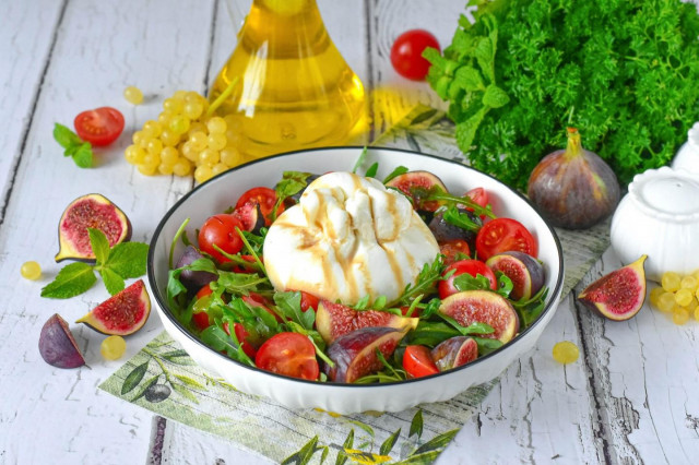 Салат с сыром буратта и помидорами Салат с сыром буратта и помидорами