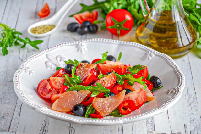 Салат с копчёной курицей и болгарским перцем Салат с копчёной курицей и болгарским перцем