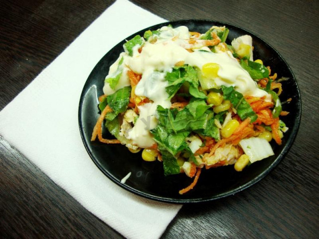 Салат с крабовыми палочками курицей и кукурузой Салат с крабовыми палочками курицей и кукурузой