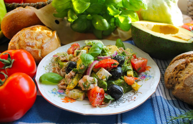 Средиземноморский салат с тунцом, сыром, авокадо и оливками