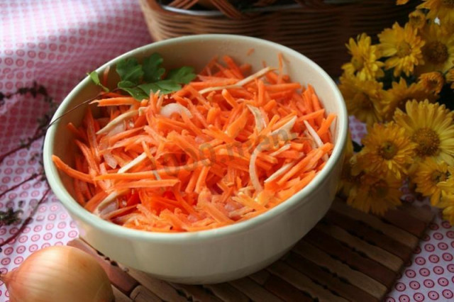 Квашеная морковь с сахаром и луком
