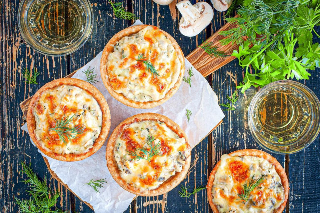 Жульен с курицей и грибами в тарталетках в духовке Жульен с курицей и грибами в тарталетках в духовке