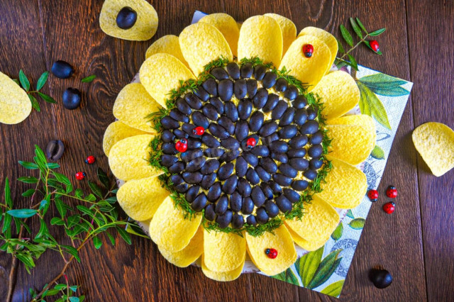 Подсолнух салат классический с чипсами и курицей Подсолнух салат классический с чипсами и курицей
