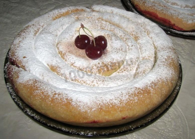 Пирог Улитка из теста на кефире вишневый