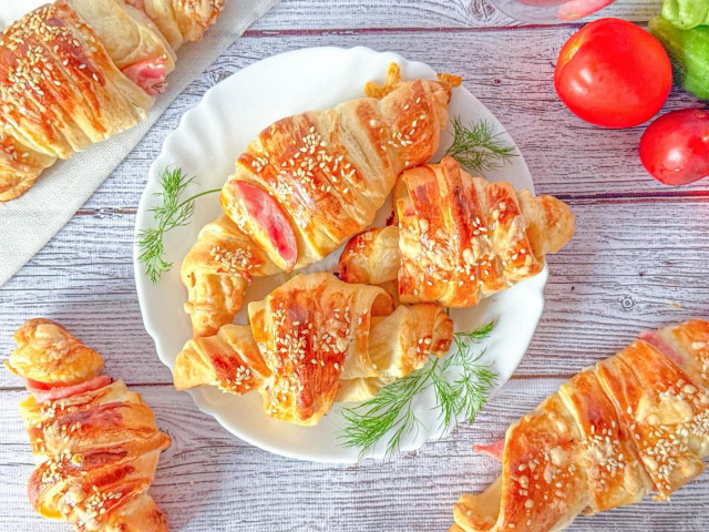 Круассан с ветчиной и сыром из слоеного теста Круассан с ветчиной и сыром из слоеного теста