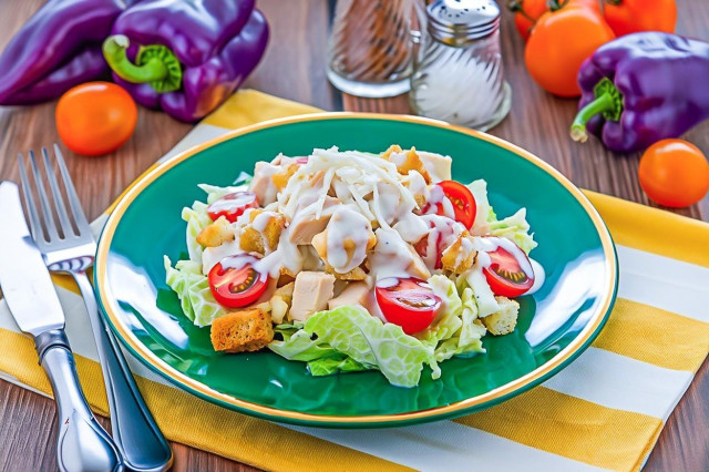 Салат Цезарь с сыром, помидорами, курицей и сухариками Салат Цезарь с сыром, помидорами, курицей и сухариками