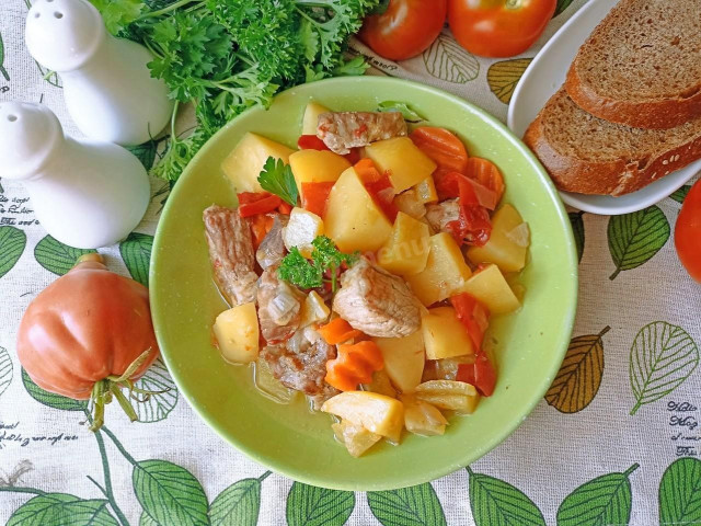 Овощное рагу со свининой в мультиварке Овощное рагу со свининой в мультиварке