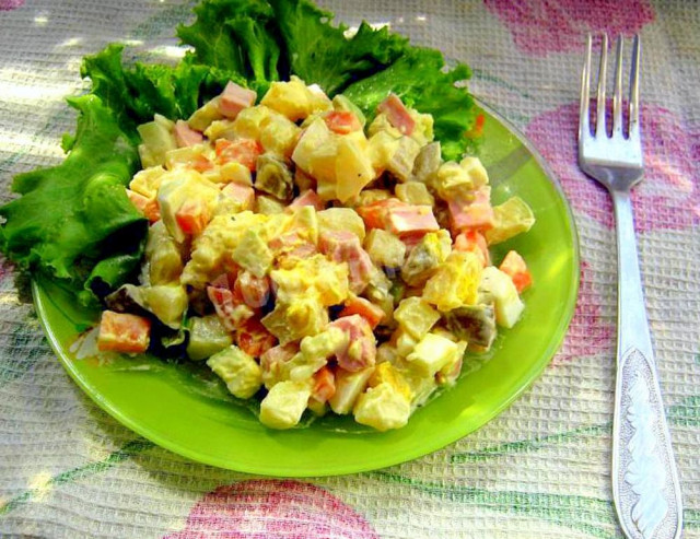 Классический зимний салат оливье с колбасой и яблоком