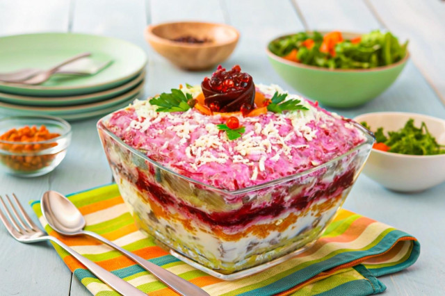 Селедка под шубой с яблоком и яйцом классическая Селедка под шубой с яблоком и яйцом классическая