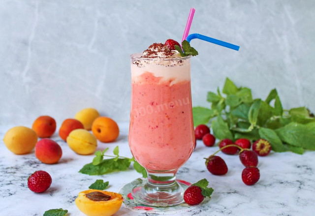 Милкшейк без мороженого с клубникой и абрикосами Милкшейк без мороженого с клубникой и абрикосами