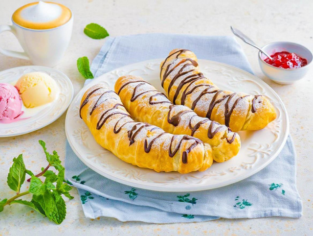 Слойки с бананом из слоеного теста Слойки с бананом из слоеного теста