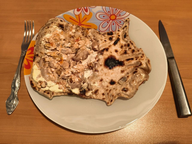 пресная лепёшка с курицей и грецким орехом пресная лепёшка с курицей и грецким орехом