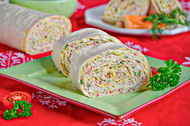 Рулет из лаваша с крабовыми палочками сыром и яйцом Рулет из лаваша с крабовыми палочками сыром и яйцом