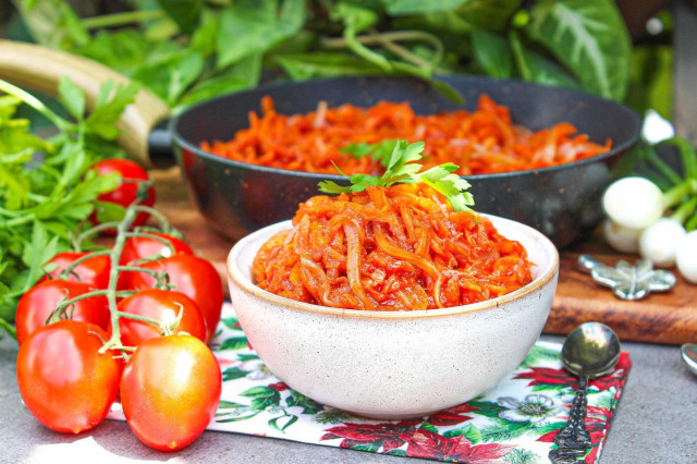 Лук с томатной пастой и морковь на сковороде