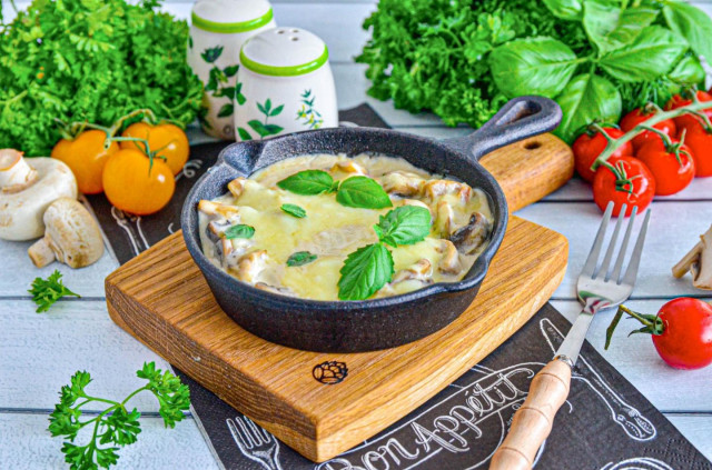 Жульен с грибами на сковороде со сметаной классический Жульен с грибами на сковороде со сметаной классический