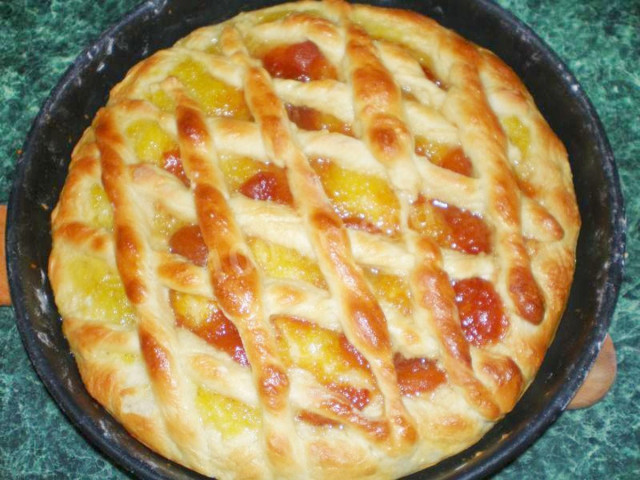 Пирог с вареньем на сухих дрожжах с растительным маслом