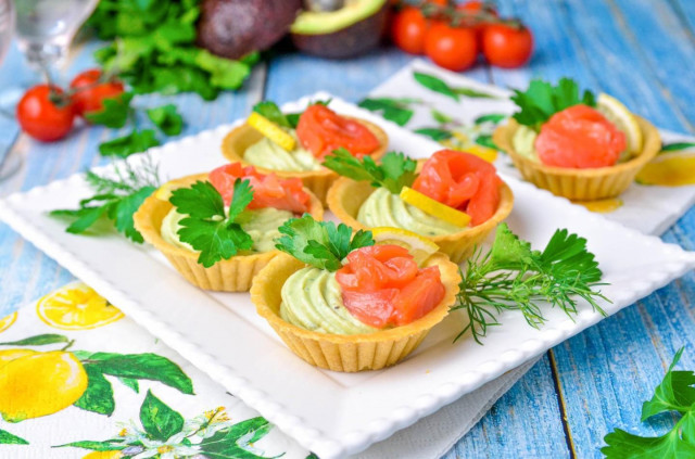 Тарталетки с авокадо красной рыбой и творожным сыром Тарталетки с авокадо красной рыбой и творожным сыром