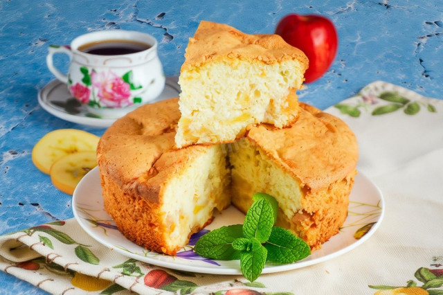 Простая шарлотка с яблоками в духовке пышная Простая шарлотка с яблоками в духовке пышная