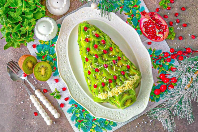 Новогодний салат Елочка с киви и курицей Новогодний салат Елочка с киви и курицей