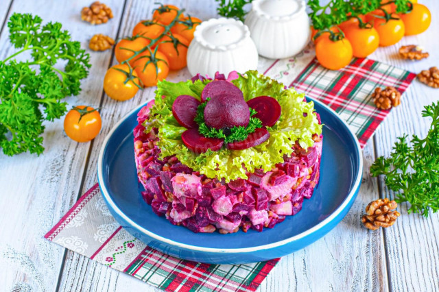 Салат с курицей свеклой и грецким орехом Салат с курицей свеклой и грецким орехом