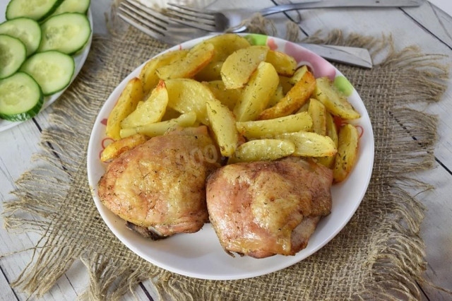 Курица кусочками с корочкой с картошкой в духовке