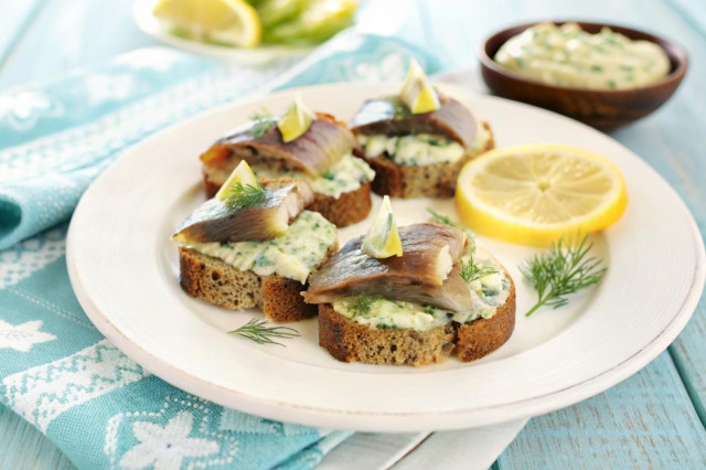 Тартинки канапе с селедкой и лимоном Тартинки канапе с селедкой и лимоном