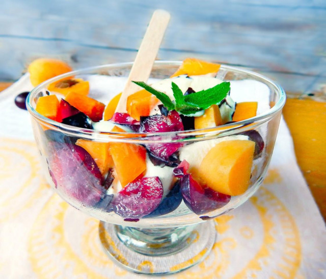 Летний десерт с мороженым и фруктами