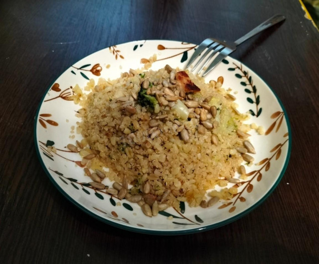 Булгус с киноа, индейкой, брокколи и семенами подсолнуха Булгус с киноа, индейкой, брокколи и семенами подсолнуха