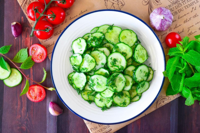 Салат из огурцов с чесноком Салат из огурцов с чесноком