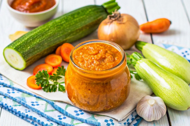 Икра кабачковая через мясорубку с томатной пастой Икра кабачковая через мясорубку с томатной пастой