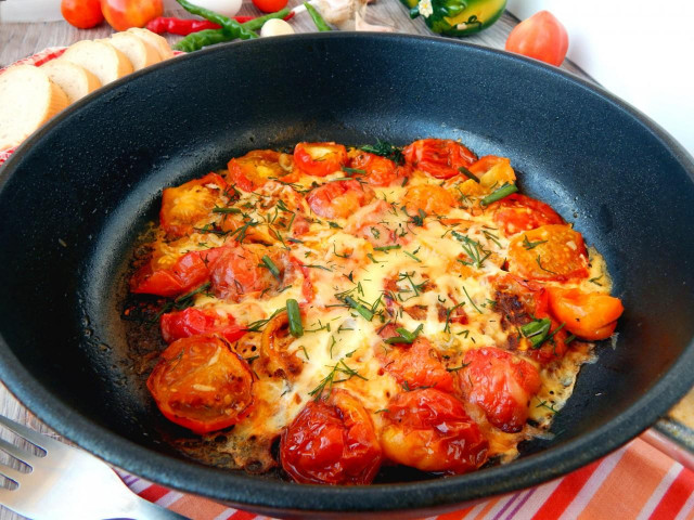 Колбаса с помидорами и яйцами на сковороде