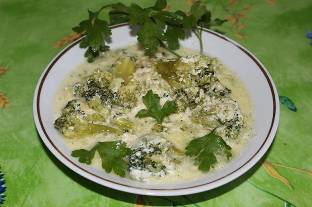 Брокколи с зеленью и сыром в сливочном соусе