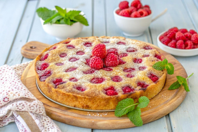 Простой пирог с малиной Простой пирог с малиной