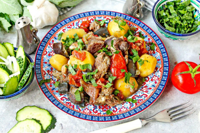 Чанахи классические в кастрюле из говядины с овощами Чанахи классические в кастрюле из говядины с овощами