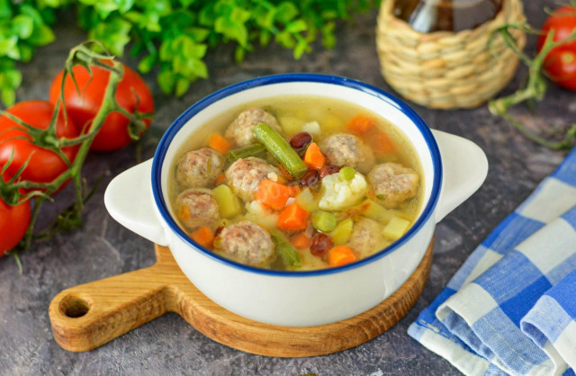 Суп из замороженных овощей с фрикадельками Суп из замороженных овощей с фрикадельками
