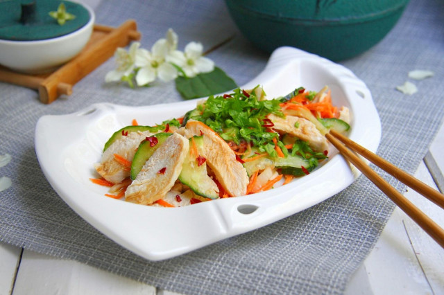 Корейский салат с огурцами и курицей