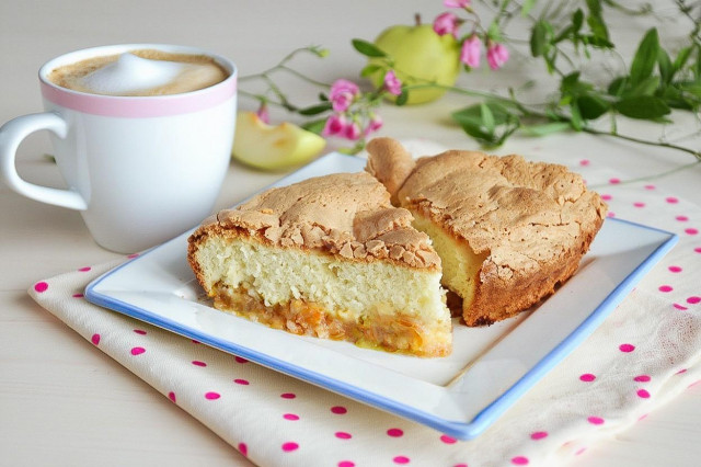 Бисквитный пирог с яблоками Бисквитный пирог с яблоками