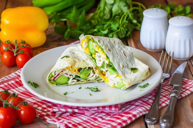 Рулет из лаваша с крабовыми палочками и огурцом Рулет из лаваша с крабовыми палочками и огурцом