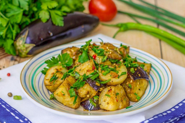 Салат жареные баклажаны с кинзой и чесноком Салат жареные баклажаны с кинзой и чесноком